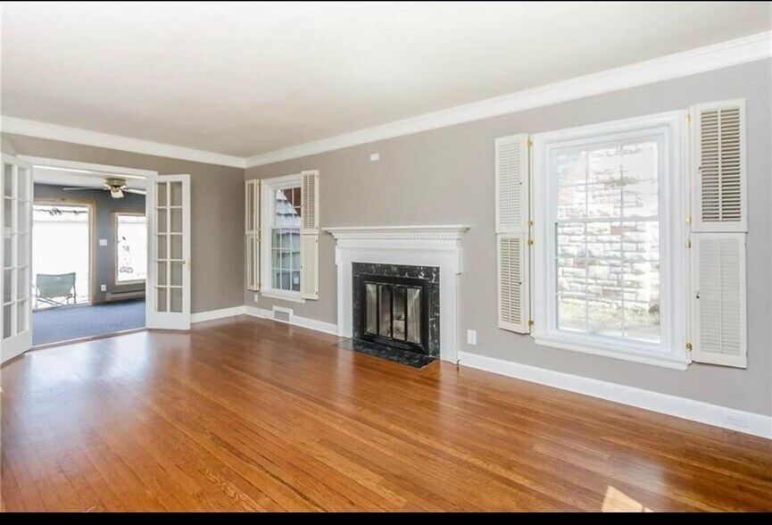 Main Living Room - 724 W Gregory Blvd