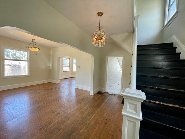 Building Photo - 4 Bed 1.5 Bath 1758sqft - Historic Charm with Renovations and so Much More!
