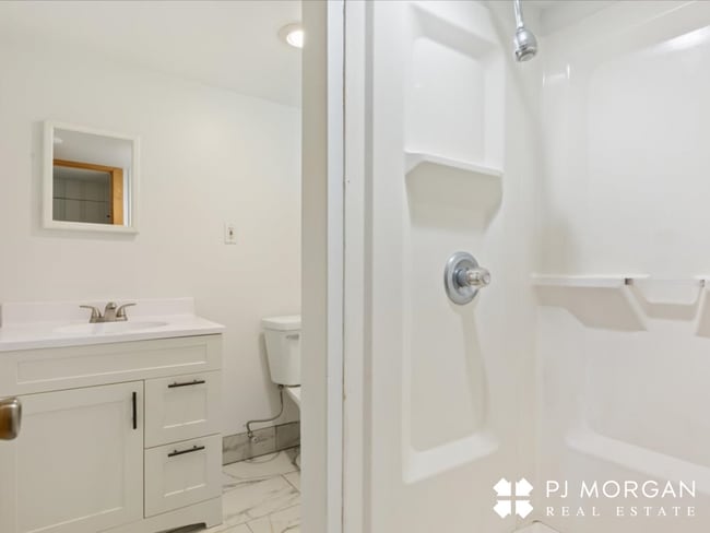 Building Photo - 3 bedroom , 2 bathroom House - Recently Up...