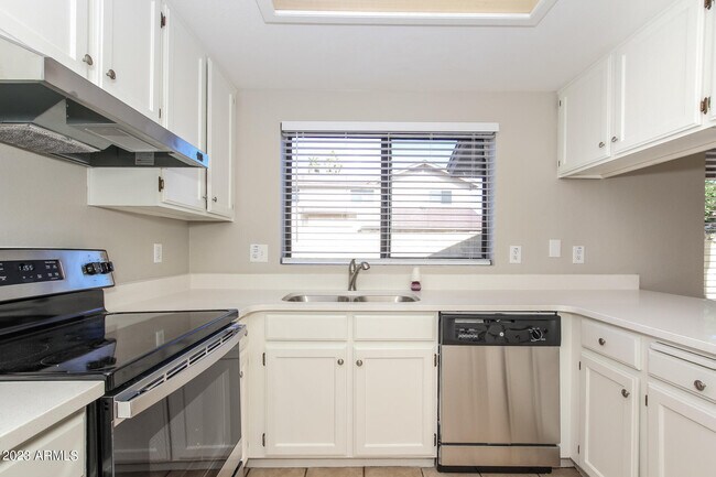 Building Photo - 6520 W Paradise Ln