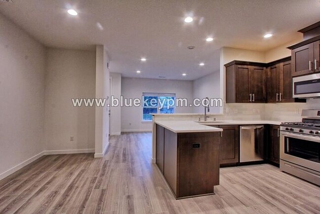 Building Photo - 3 Bed, 2.5 Bath Townhome in Near WSU and L...
