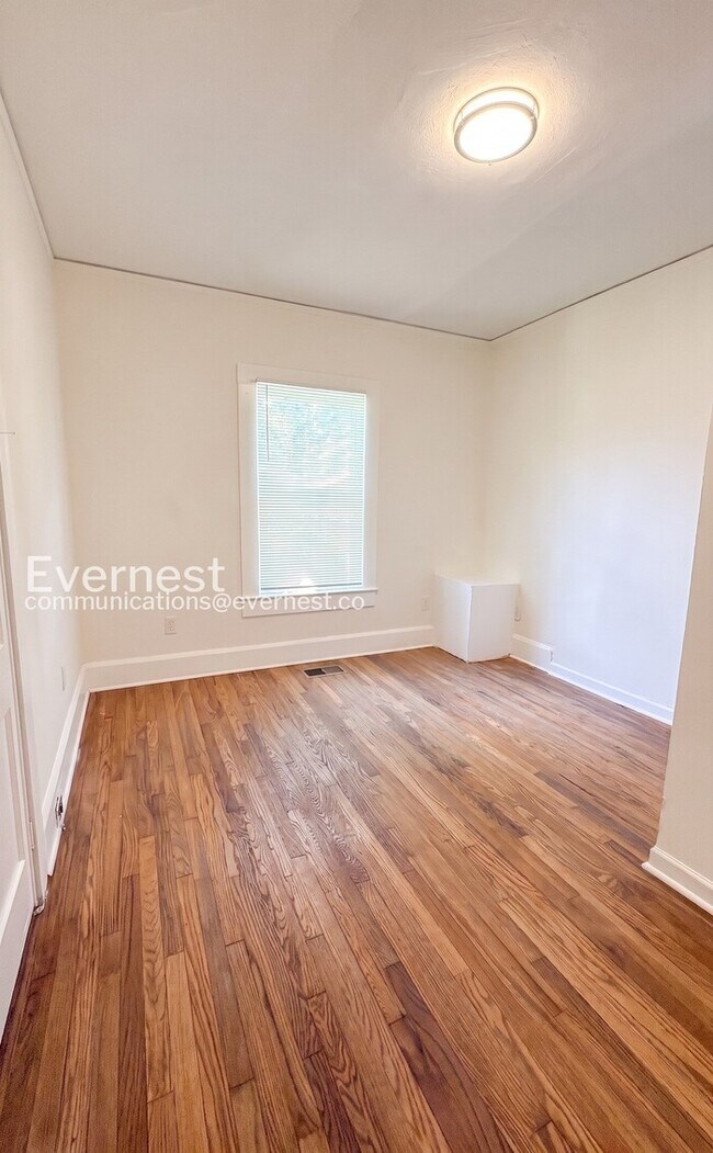 Building Photo - 3 Bed/2 Bath Home with Fenced Yard / Available Now!