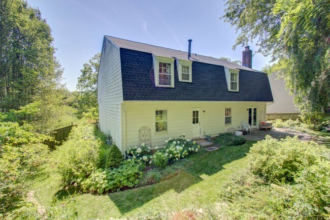 Building Photo - Cool Colonial in North Chevy Chase!