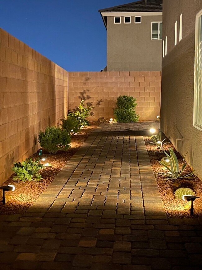 Building Photo - 3 Story house 4 bedroom / 3.5 bath, Southwest