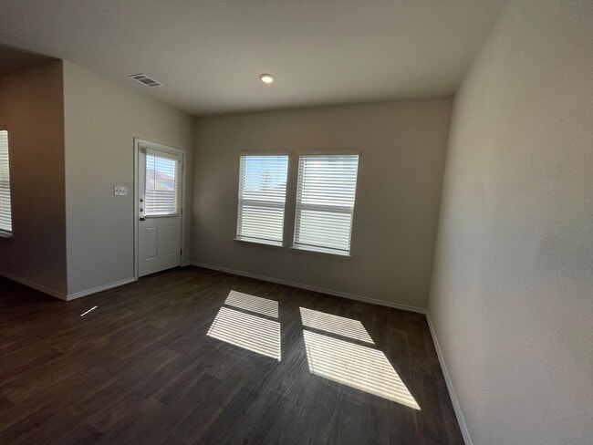 Building Photo - Beautiful 4 bedroom, 2.5 bathroom home in a great location!