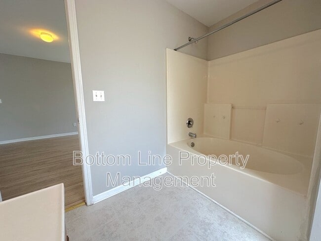 Building Photo - 424 Winding Canyon Dr