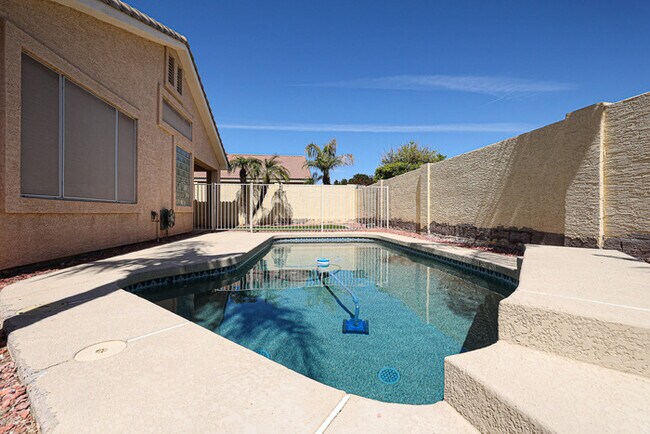 Building Photo - 4bed with pool