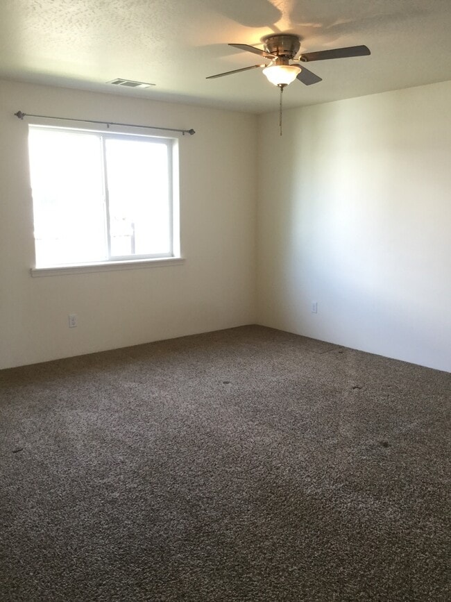 Building Photo - 3 Bedroom 2 Bath with RV parking in Medford!