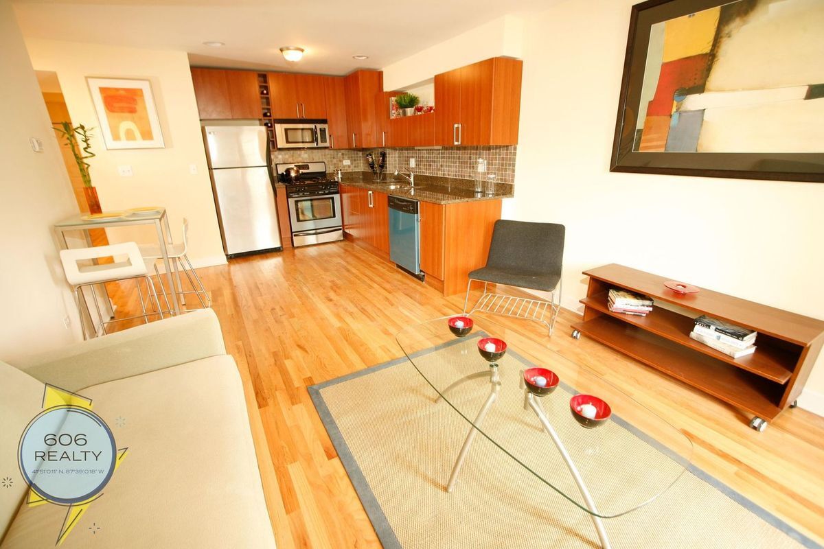 Building Photo - 6954 N Greenview Ave