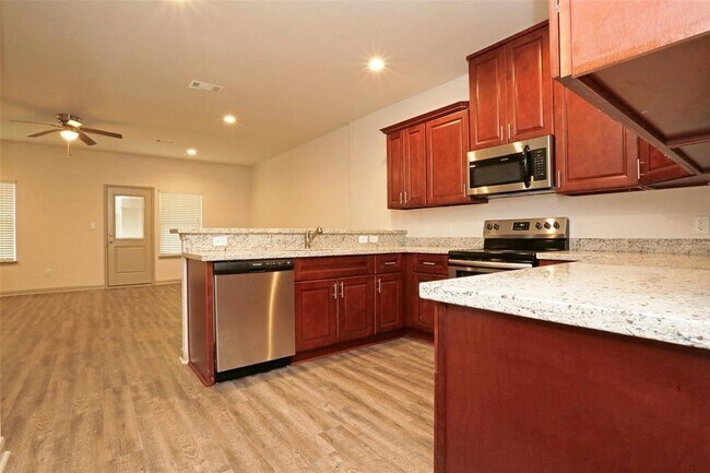 Building Photo - 897 E Semands St