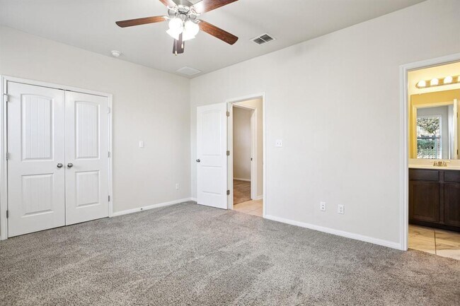 Building Photo - 174 Friendship Oak Dr