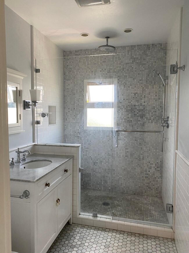Building Photo - 5558 Claremont Avenue