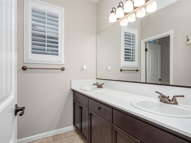 Building Photo - Newly Built 5 Bedroom Home Near Clovis East