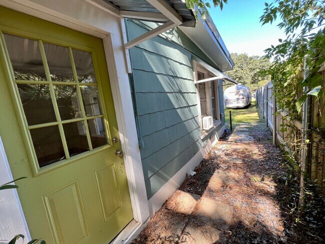 Building Photo - 503 Southdown Pl