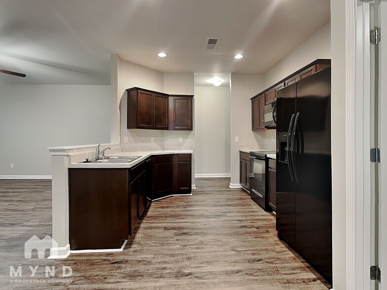 Building Photo - 280 Americana Dr