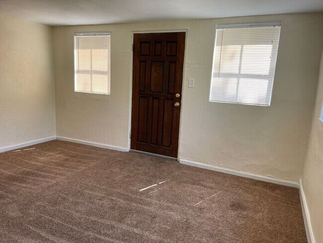 Building Photo - Carriage house: large two-story 1bed/1bath