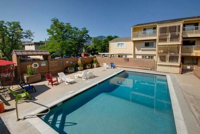 Building Photo - Top Floor Studio In The Wimbledon Condos! Ideal Location!