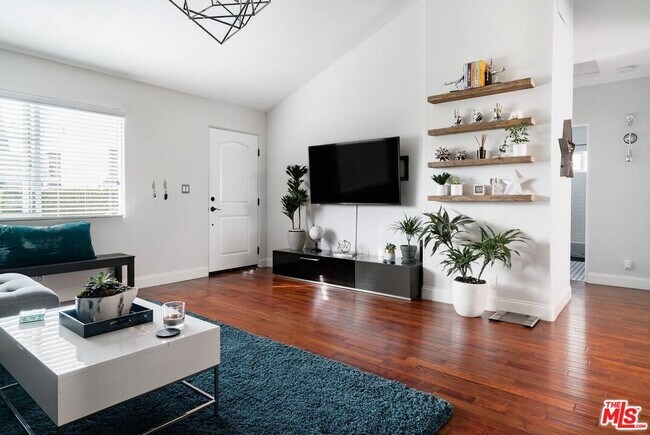 Building Photo - 1350 N Stanley Ave