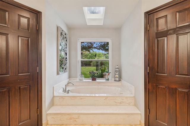 Building Photo - 2407 N Carroll Ave