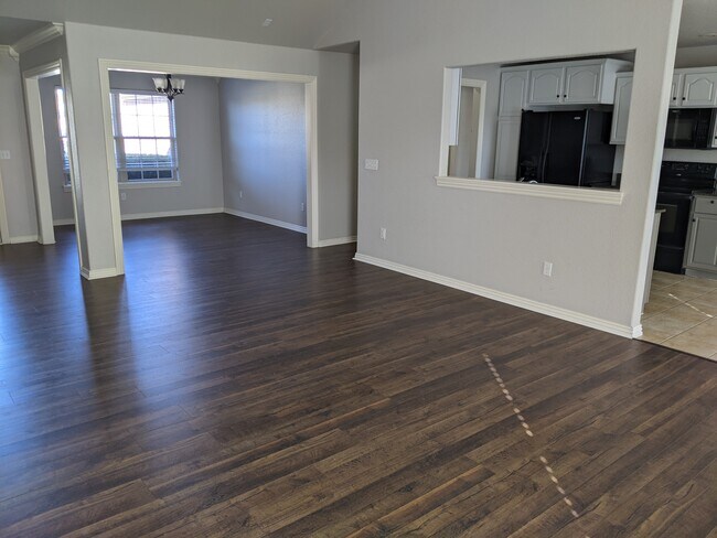 Building Photo - 569 Westfield St