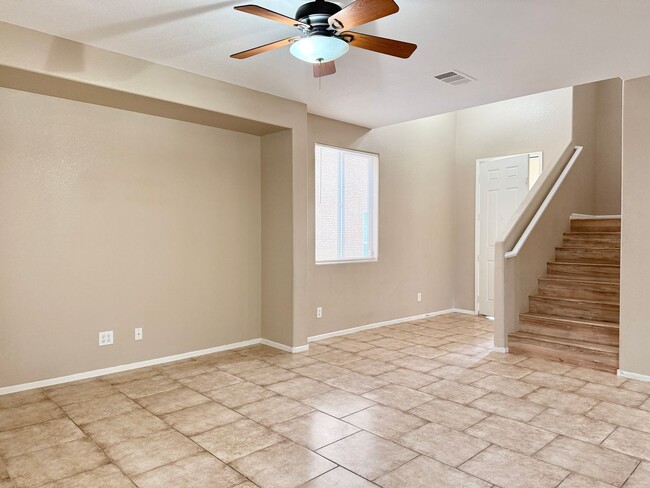 Building Photo - Spacious Living, Granite Counters, Great Location!