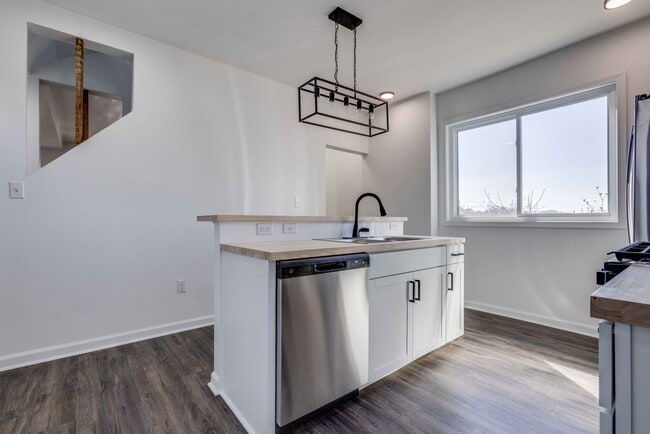 Building Photo - 328 Sweetbriar St