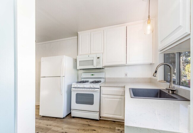 Building Photo - 1172 Catalina St