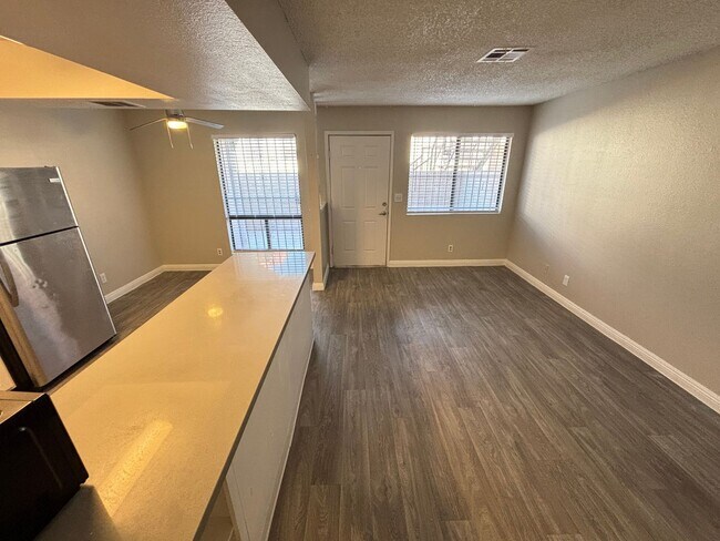 Building Photo - Don’t miss this beautifully updated 1-bedr...