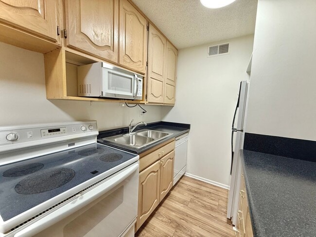 Building Photo - 1 Bedroom Apartment Available Now