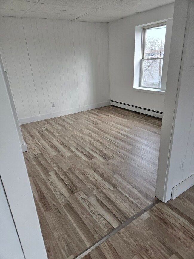 Building Photo - Charming 2nd floor 1BR Studio in Woonsocket
