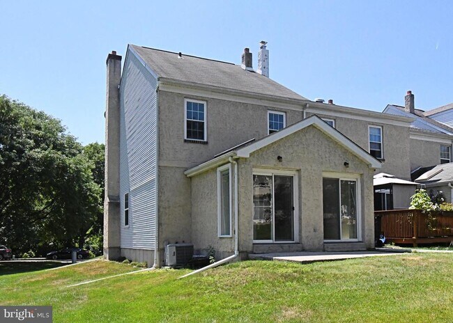 Building Photo - 2489 Hillendale Dr