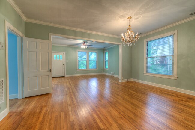 Building Photo - AVAILABLE AUGUST: Gorgeous, Remodeled 4 bed / 3 bath Hyde Park Area Home