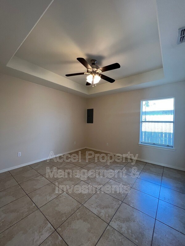 Building Photo - 415 Pirul St