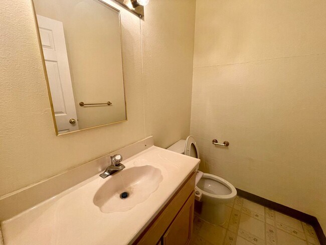 Building Photo - Spacious 3 Bedroom House