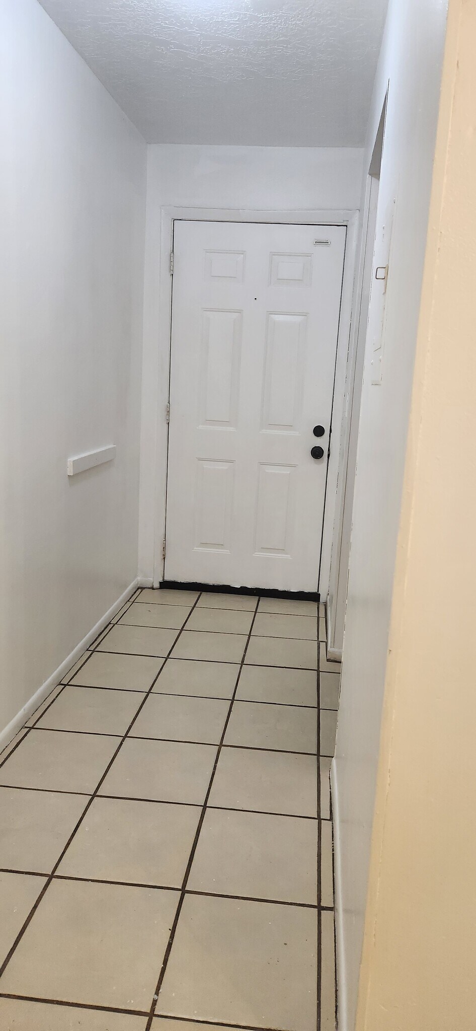 View of entrance door from hallway - 1552 University Ln
