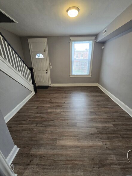 Primary Photo - 3027 Kenyon Ave