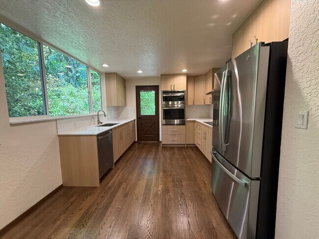 Building Photo - 3 Bed 2.5 Bath in the Heart of Bellevue