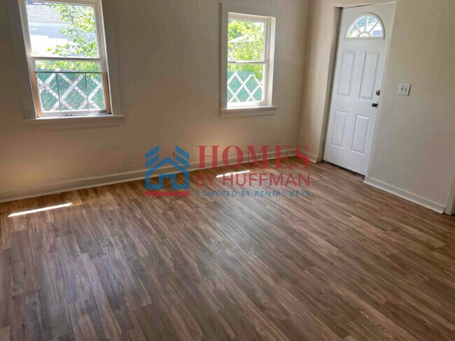 Building Photo - Three Bedroom House | Move in Ready