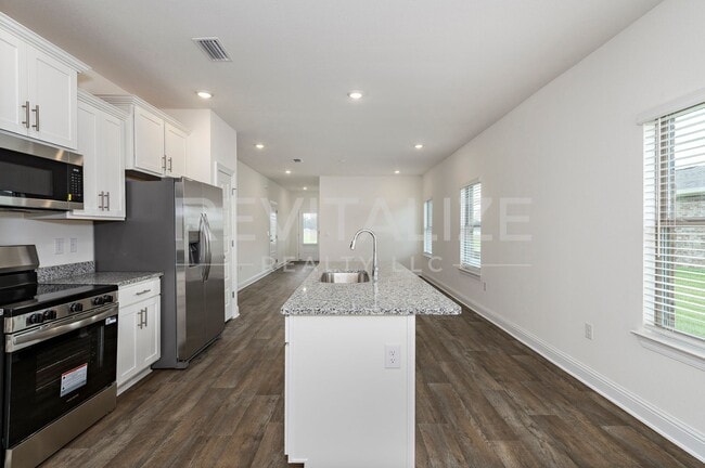 Building Photo - 13330 Shea Cir