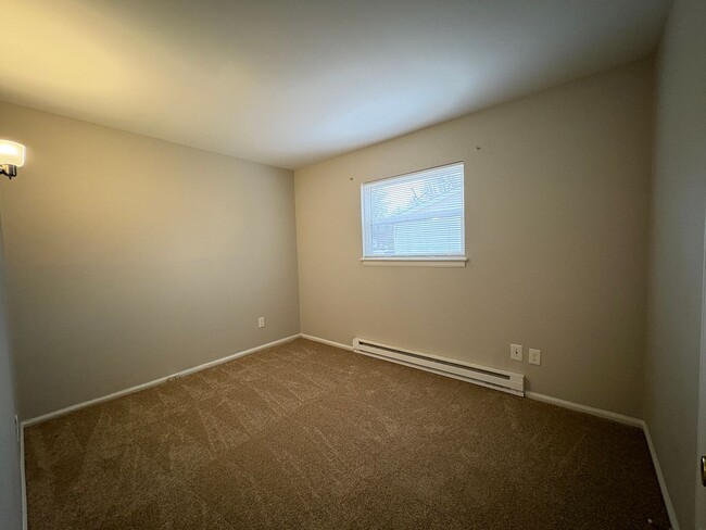 Building Photo - 3 Bedroom, 1.5 Bathroom Home in Greensboro!