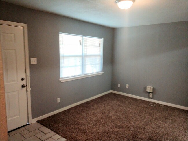 Building Photo - 3 bedroom 1 bath house in central Denton.