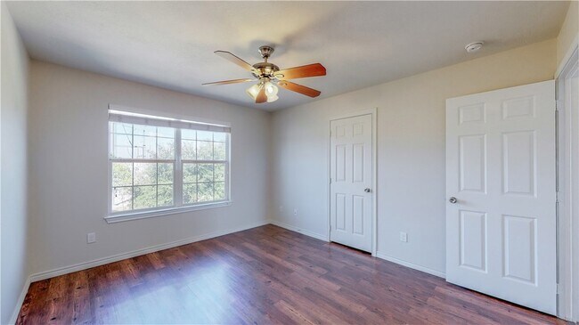 Building Photo - 2487 Horse Shoe Dr