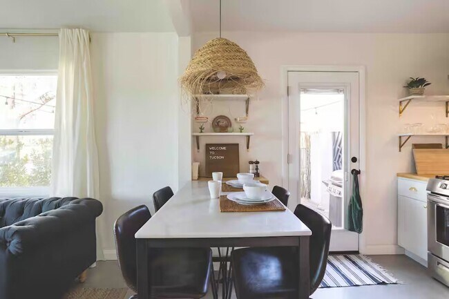 Building Photo - FARM VIEW BUNGALOW across from UofA Campus Farm! Available Today!