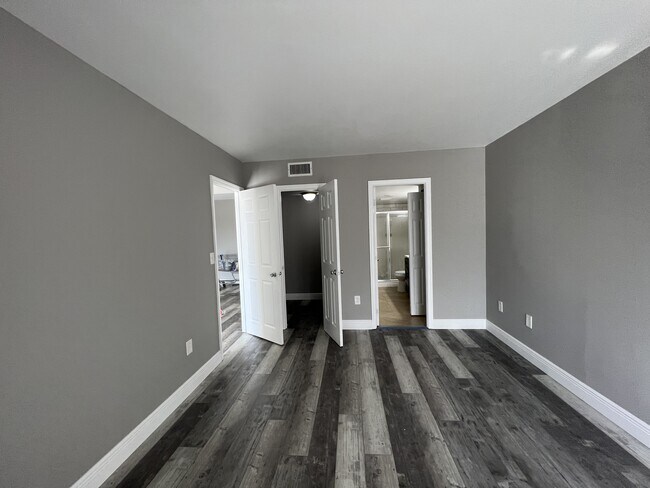 Building Photo - 4158 Inverrary Dr