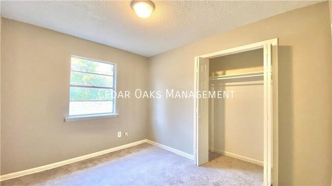 Building Photo - 2400 Dogwood Pl