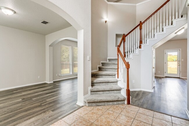 Building Photo - Welcome home to this spacious 4-bedroom, 2...