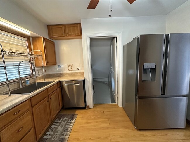 Building Photo - 332 E Esplanade Ave