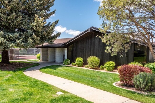 Building Photo - Charming Townhome