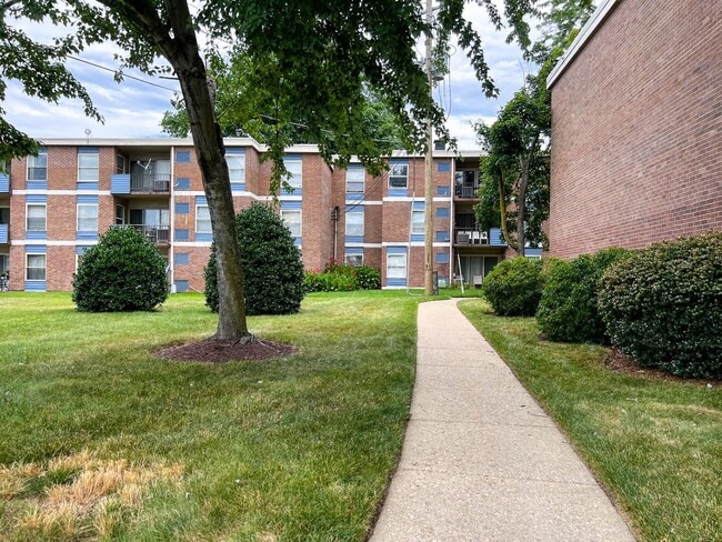 Building Photo - Suitland MD 2 BR 1 BA Renovated Condo
