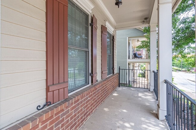 Building Photo - Stunning 4-bedroom, 3.5-bathroom home loca...